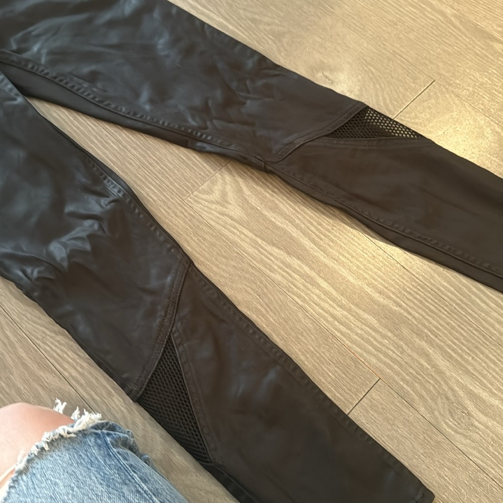 Elie Tahari size 26 wax denim with cool leg material - Picture 6 of 7